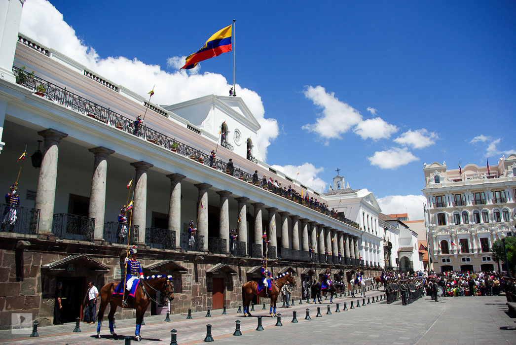 Ecuador Galapagos Rundreise – Kathedrale und Präsidentenpalast am Plaza de la Independencia