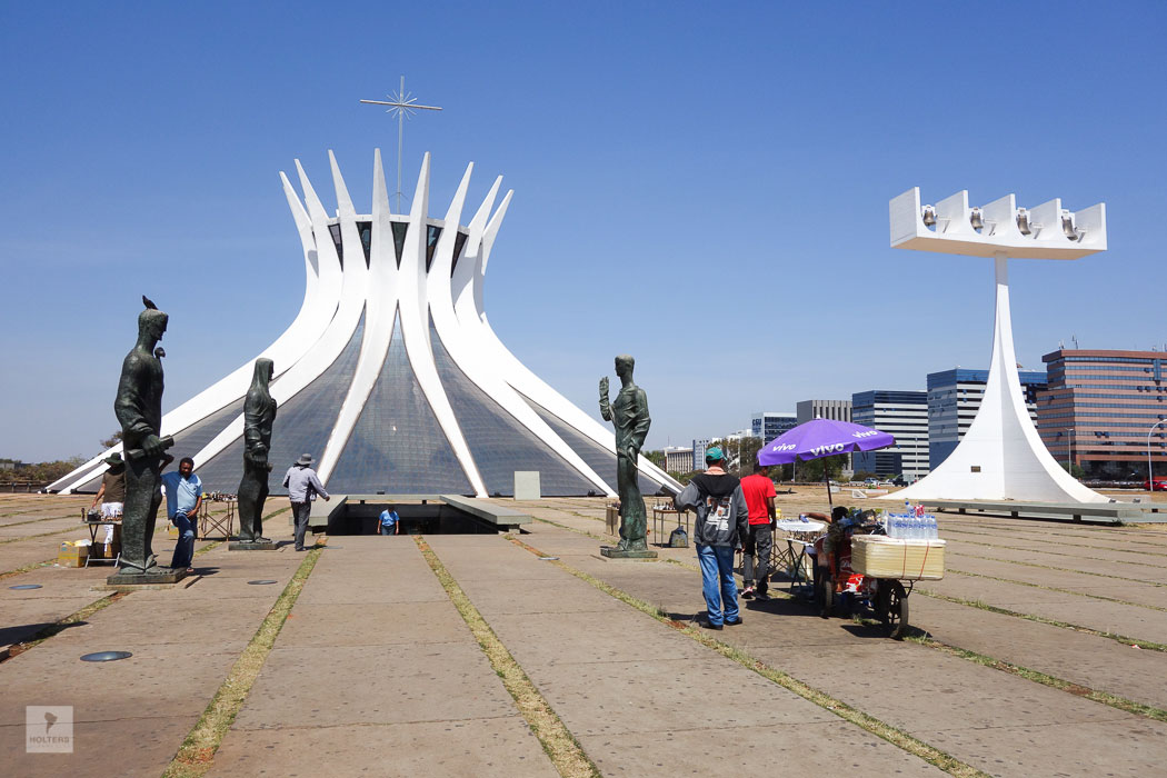 Catedral Metropolitana - vor dem Eingang stehen die vier Evangelisten. Oscar Niemeyer: “Ich wollte nicht eine Kathedrale wie die anderen, die düsteren, die gleich an die Sünde erinnern.