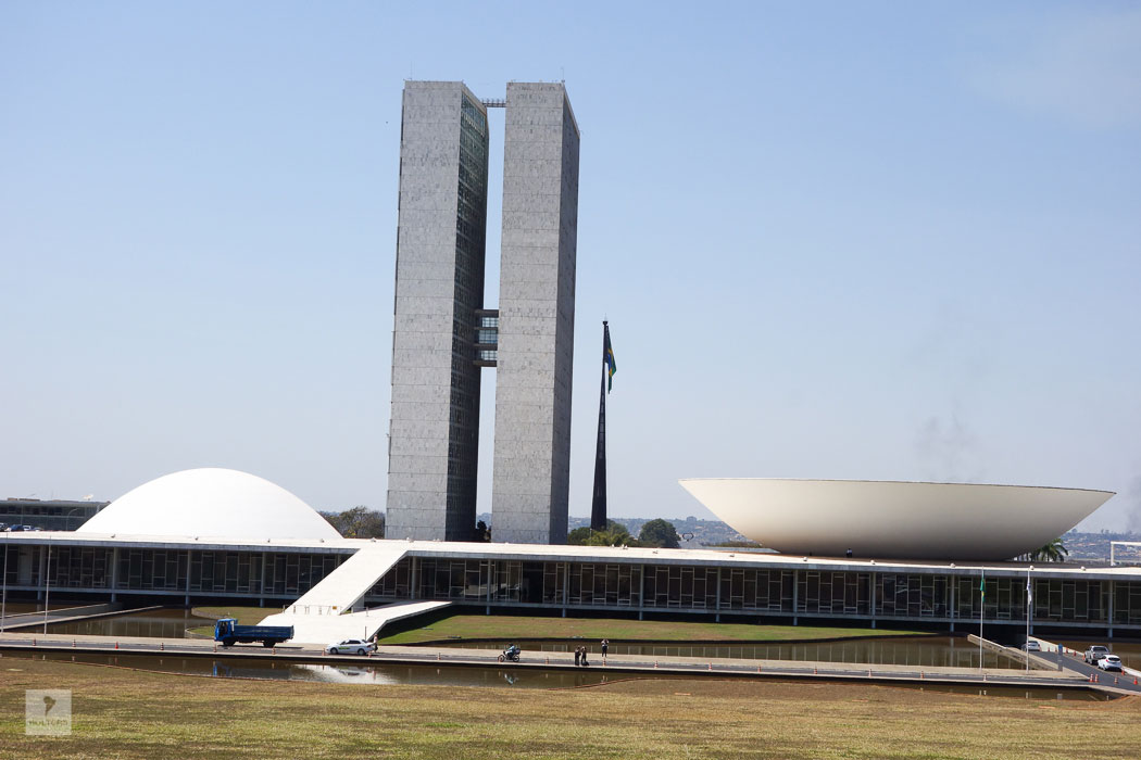 Nationalkongreß mit Senat (links) und dem Abgeordneten- haus (rechts) sowie den Türmen für Verwaltung und Büros erbaut von Oscar Niemeyer
